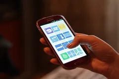Telefon cu aplicații în mână