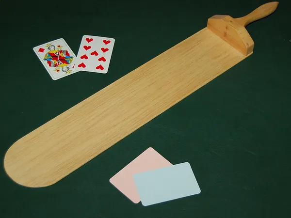 Cărți și paleta crupierului de baccarat