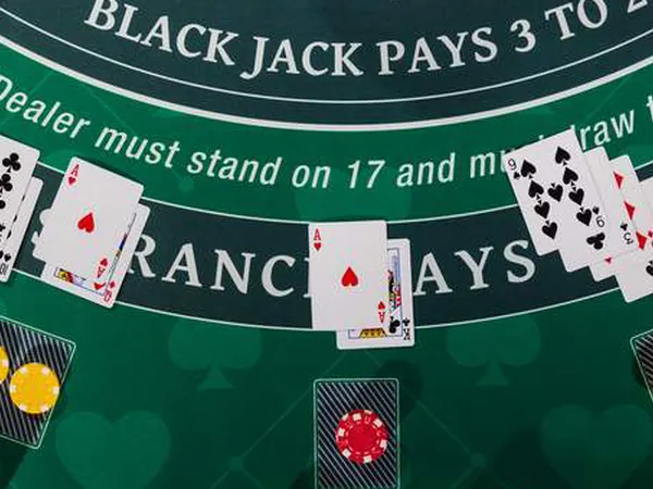 Masă de blackjack cu cărți și jetoane